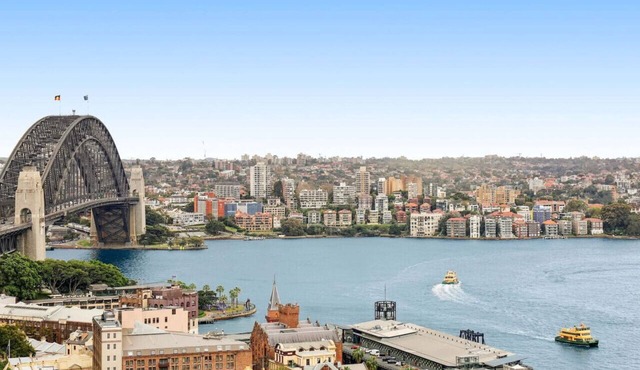 Spectacular Apartment with Harbour Bridge Views!