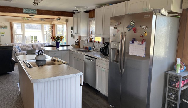 SPECTACULAR BEACH COTTAGE W/ROOF DECK & VIEWS