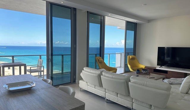 Spectacular Beach front with WiFi, fitness room and Spa service