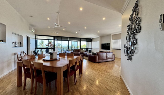 Spectacular Beachfront Penthouse - uninterrupted views of The Strand, Easy parking - Spectacular Beachfront Penthouse - Uninterrupted views of The Strand, Easy parking