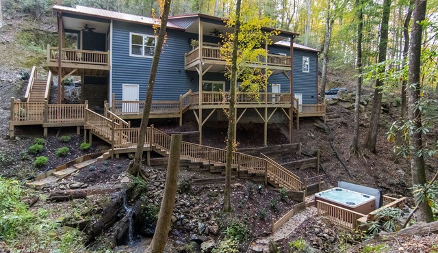 ❤️ SPECTACULAR CABIN! 4BR for 8, Waterfalls, Hot-Tub, Fire-Pit, Private 3 acres ❤️