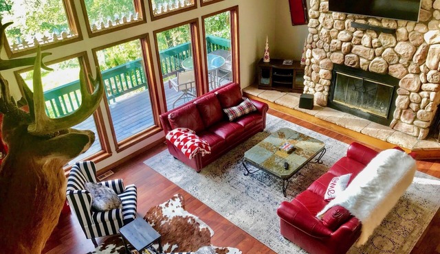 Spectacular chalet with view of ski slopes!
