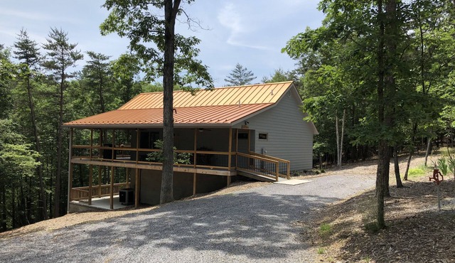 Spectacular couples retreat, private wooded location, dog friendly, Fiber WiFi