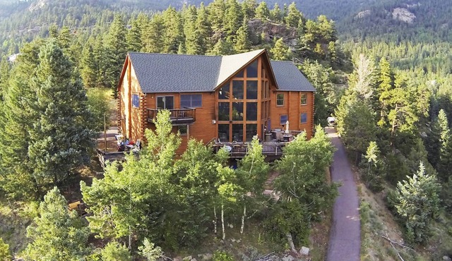 Spectacular Colorado Mountain Lodge with amazing views and hot tub!