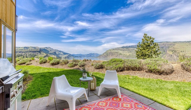 Spectacular Columbia River View + Easy Access To World Class Windsurfing/Kiting