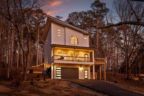 Spectacular Cottage with Hot-tub and Private Cinema in Chickamauga, Georgia