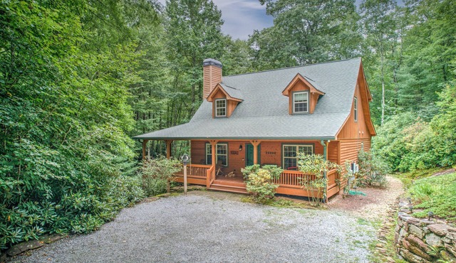 Spectacular Creek-side Mountain Home with Private Trail to Panthertown Valley