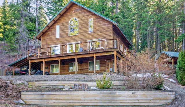Spectacular Dog-Friendly Home + Loft w/Free WiFi, Private Hot Tub, Gas Fireplace