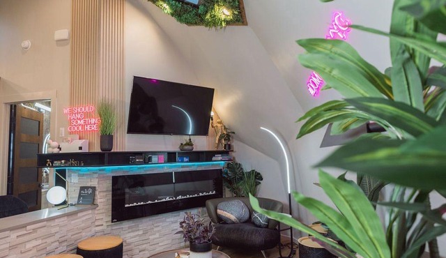 Spectacular Dome House in Calgary with clubhouse and patios