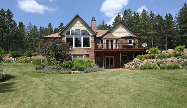 Spectacular Garden/Ski Chalet close to Rib Mountain.