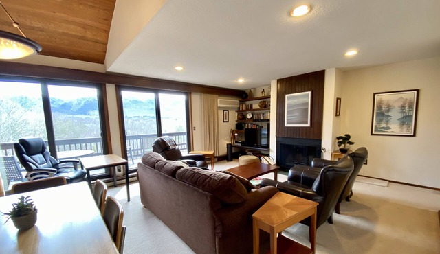Spectacular Green Mountain views, walk to pool and charming Manchester village