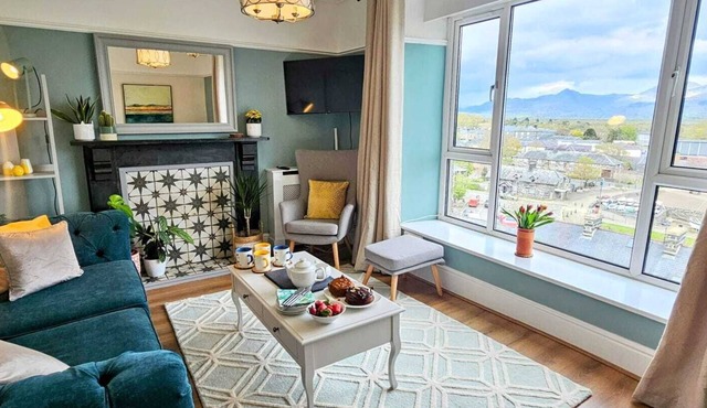 Spectacular Harbour and Mountain Views, Porthmadog, Snowdonia, Sleeps 9