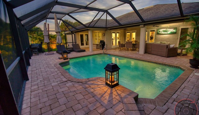 Spectacular Heat Pump Pool/Lanai, 4 bed/2 Bath Home only 10 min from 5 beaches