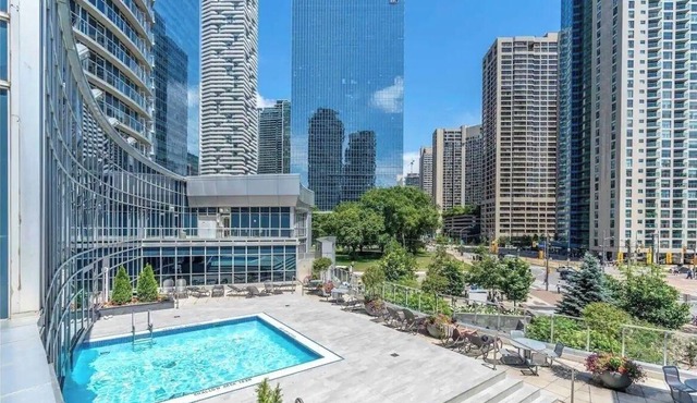 Spectacular High-Rise Downtown Lakeview Apartment
