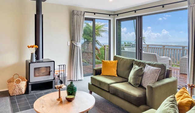 Spectacular Hilltop Retreat near Piha