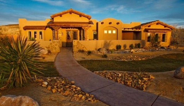 Spectacular Home Near Zion with Pool and Hot Tub