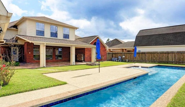 Spectacular Home with A Private Pool & BBQ Grill!