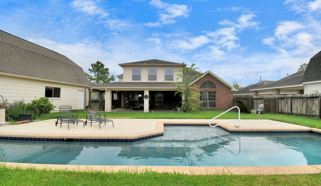 Spectacular Home with Private Pool, Theater&Grill!