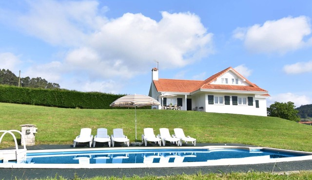 Spectacular house with swimming pool and garden