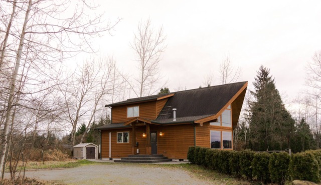 Spectacular indoor/outdoor views on a secluded part of Drayton Harbor.