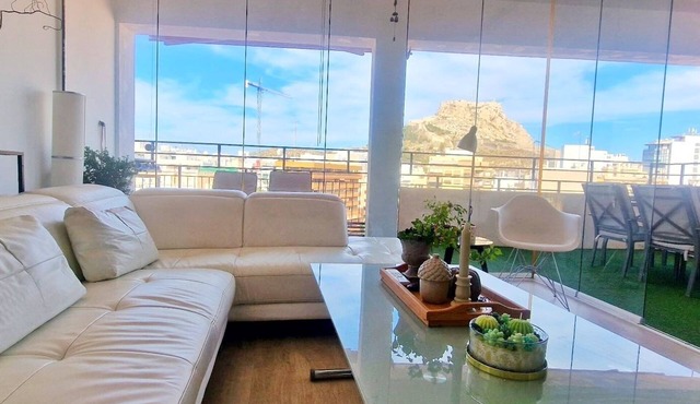 Spectacular luxury penthouse. Large terrace. Central location. Views of the castle