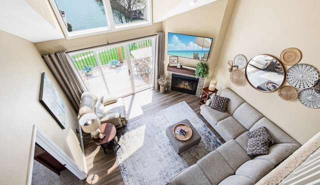 Spectacular Lake and Wildlife Views!