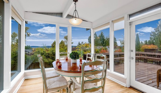 Spectacular Lake & Mountain view House w/Sunroom