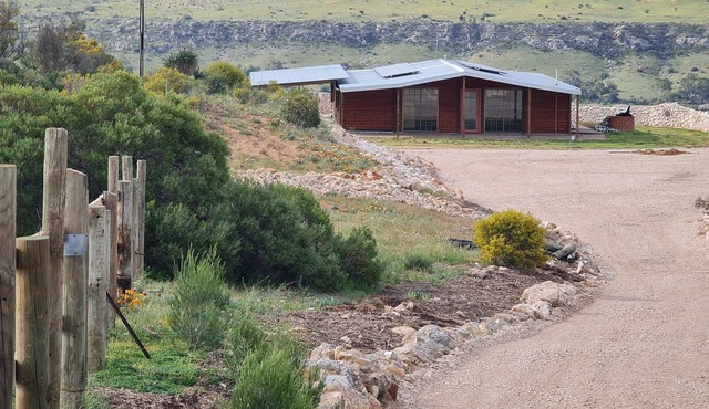 Spectacular lake, river scenescape views Oregon cabin style home