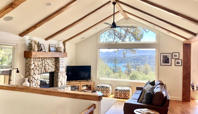 Spectacular Lake View Cabin, Nestled in the Pines!