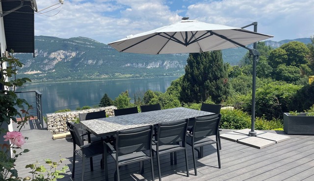 Spectacular Lake View Luxury Villa in Conjux