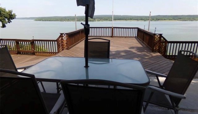 Spectacular lake view with a huge deck and a Hot Tub.