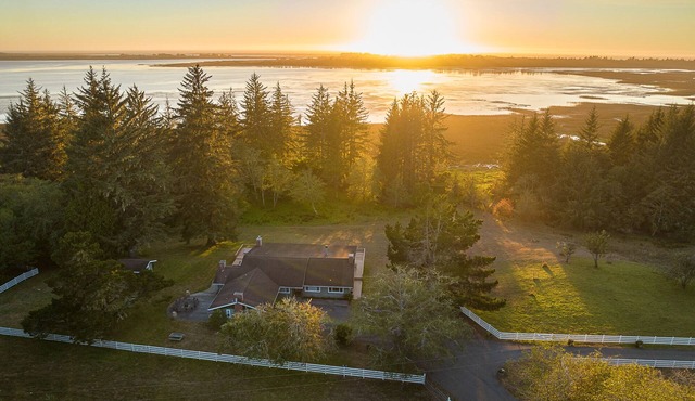 Spectacular Lakefront Ranch Estate in Redwoods, 153 Acre Retreat