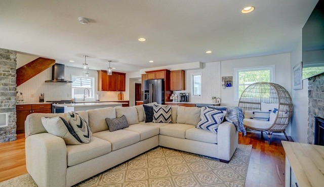 Spectacular Lakefront Home w/Sandy Beaches, Pier and Firepit