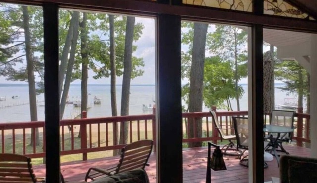 Spectacular Lakefront Cabin w/boat mooring on Higgins Lake Sleeps up to 8 people