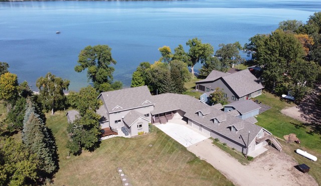 Spectacular Lakefront Retreat on 2 acres~ Perfect Large Family Getaway
