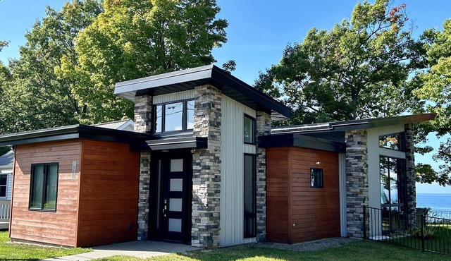 Spectacular Lakehouse on water. Family friendly-lots of room. Close to Beaches!