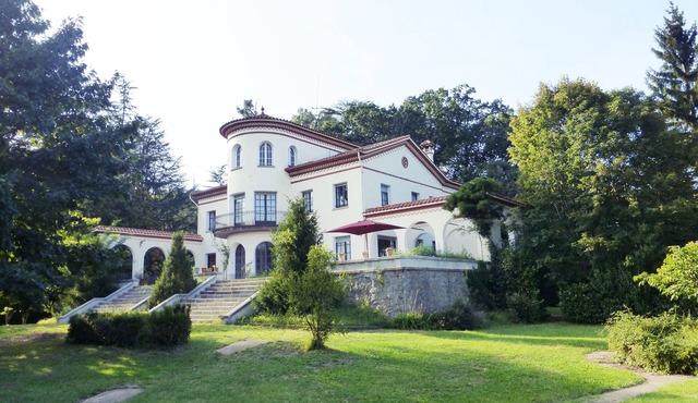 Spectacular landscaped "Chateau" type house in the center of Olot
