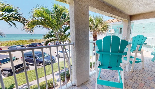 Spectacular Location on Pass-A-Grille! Near Restaurants. Pool. Beach Views. Free City Parking Pass.