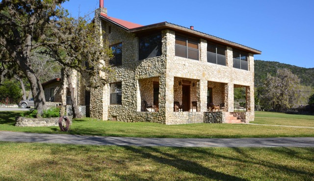 SPECTACULAR LODGE ON PRIVATE RANCH. PERFECT FOR SMALL AND LARGE GATHERINGS!