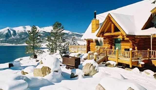 Spectacular Log Home Overlooking Twin Lakes and Mt. Elbert, L100 race available!