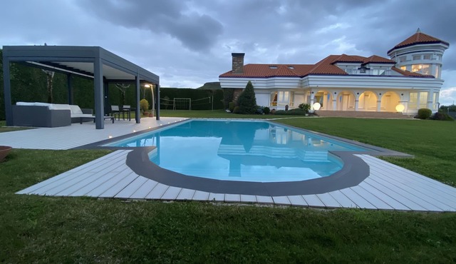 Spectacular luxury housing with swimming pool, private garden.