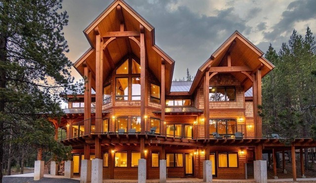 Spectacular Luxury Lodge Home w/Hot Tub, Sauna on Private Lake Sleeps 16-20 Bend