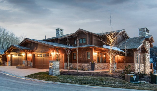 SPECTACULAR LUXURY SKI-IN/OUT HOME W/SHUTTLE SVC. AMAZING SUMMER VIEWS.