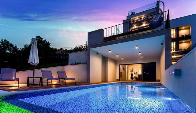 Spectacular luxury villa with infinity pool