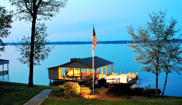 Spectacular - Main Lake Home - Huge Dock - Sleeps 18