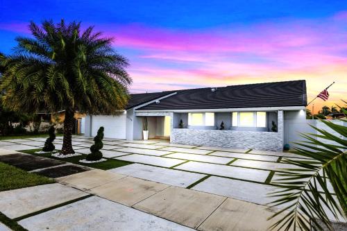 Spectacular Miami Resort- Htd Pool,5 Bdrooms ,MiniGolf, Playground, Baby Items, BBQ