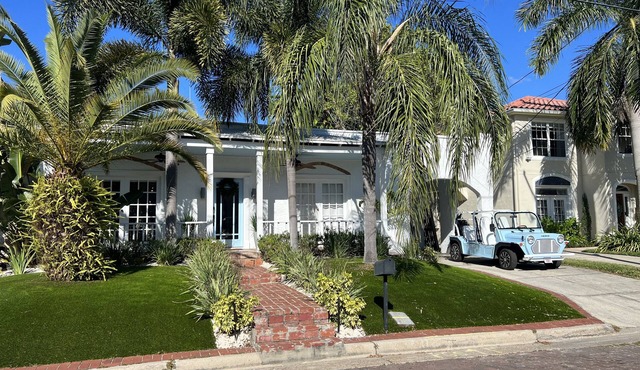 Spectacular Modern Luxury - Prime Hyde Park Bayshore 12 person Spa & Coldplunge