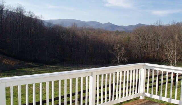 Spectacular Mountain Views! Beautifully appointed. Pool. Hiking trails. Deck.