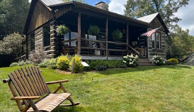 Spectacular mountain views at 4000 ft from a secluded log cabin