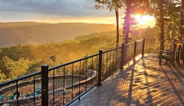 Spectacular mountain lodge with long mountain and lake views. Sunset heaven!